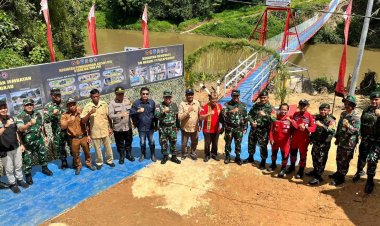 Peresmian Jembatan Gantung Sekayam oleh Dankolakopsrem 121/Abw sebagai Wujud Pengabdian Kementerian Pertahanan RI, Satgas Pamtas RI–Malaysia Yonarhanud 1 Kostrad dan Vertical Rescue Indonesia kepada Masyarakat di Wilayah Perbatasan